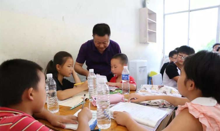 父子俩为32个留守娃免费办暑假培训班!13天后……