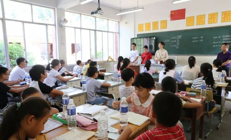父子俩为32个留守娃免费办暑假培训班!13天后……