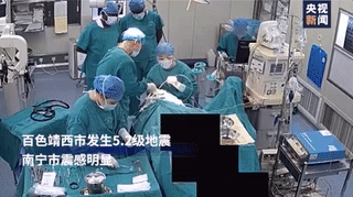 手术中发生地震,监控记录下这样一幕……