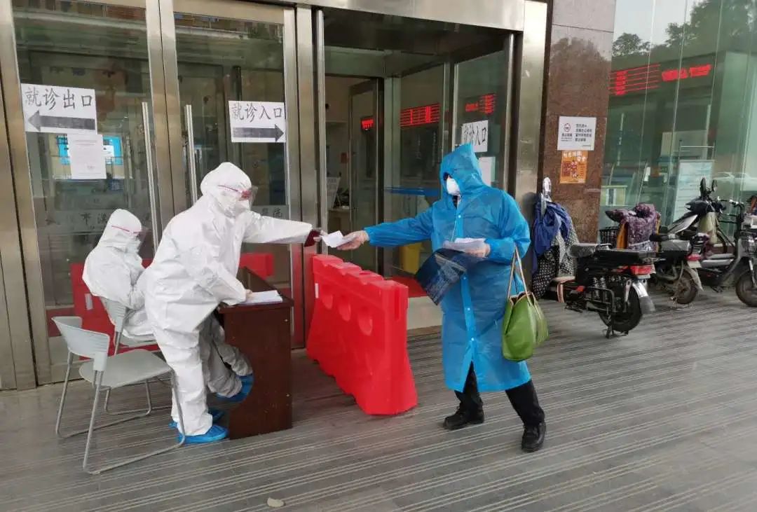 这里是汉口医院,转运发热病人的每一刻,都刻骨铭心……