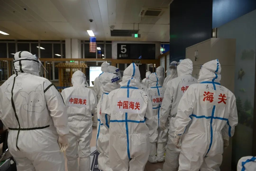 “战”在航班入境时