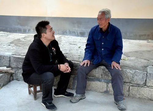 小卖部里“凑热闹”,驻村吃胖了20多斤……教村民做“网红”的“粉条书记” | 成风化人