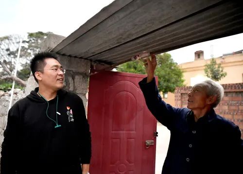 小卖部里“凑热闹”,驻村吃胖了20多斤……教村民做“网红”的“粉条书记” | 成风化人