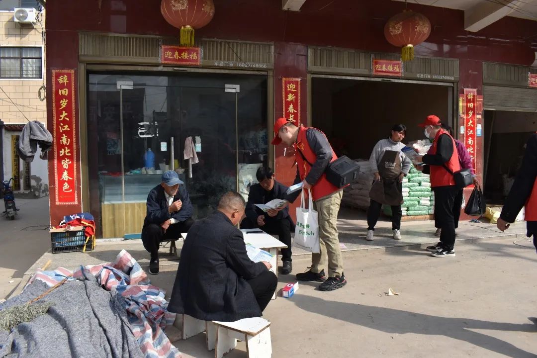 许昌市委网信办开展“学雷锋·网络举报辟谣”宣传进乡村活动