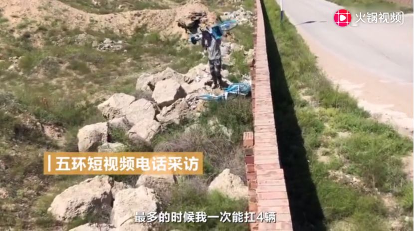 22岁小伙将马路中的单车搬回,敬军礼获上万点赞