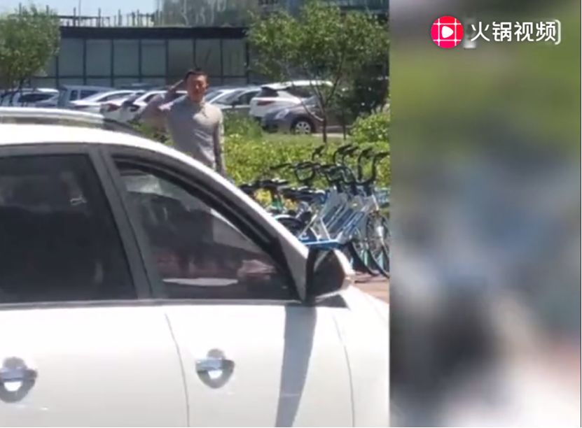22岁小伙将马路中的单车搬回,敬军礼获上万点赞