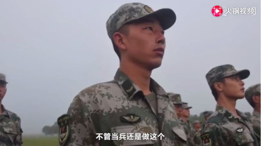 22岁小伙将马路中的单车搬回,敬军礼获上万点赞