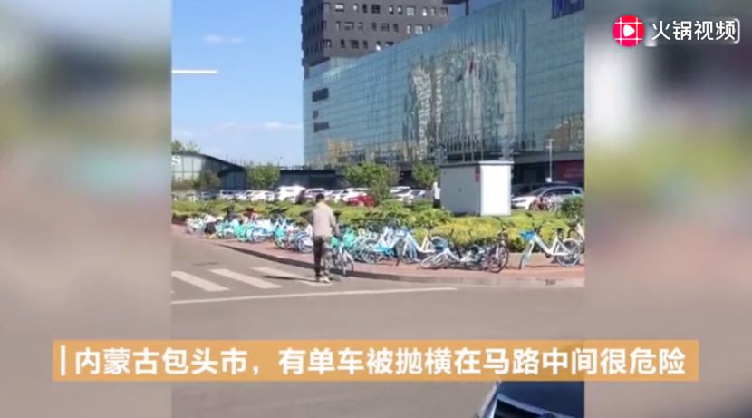 22岁小伙将马路中的单车搬回,敬军礼获上万点赞