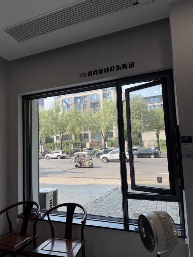 许昌极景高性能门窗展厅朝街样窗实拍