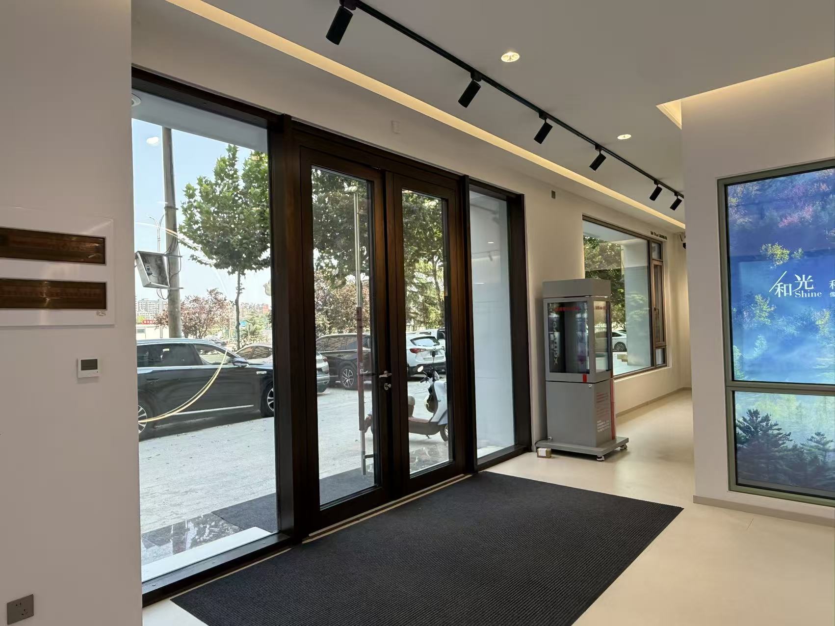 极景高性能门窗门店公开的展厅或样窗现场资料